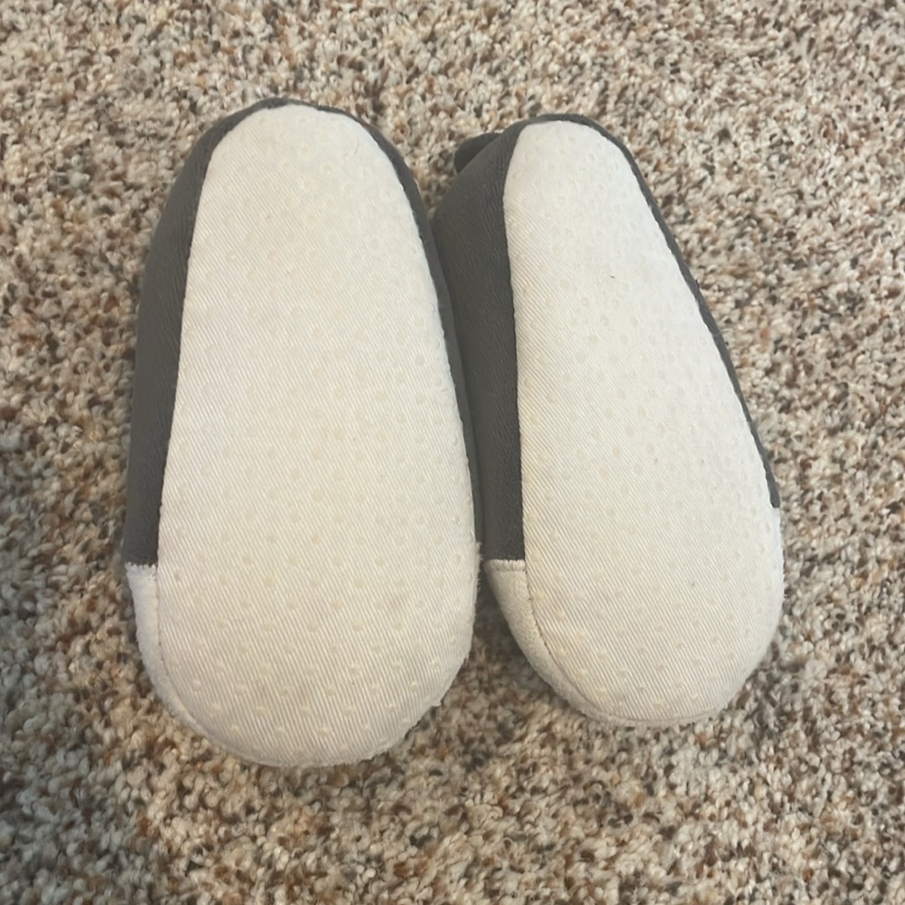 Adorable toddler penguin slippers - Picture 2 of 2